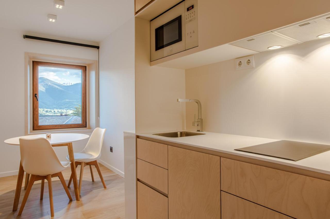 Estudio con vistas a las montañas